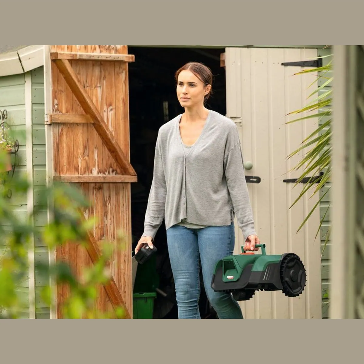 Bosch Home & Garden Rasenmähroboter VISIMOW18V-100, effiziente Rasenpflege, einfache Handhabung, inkl. Akku 2