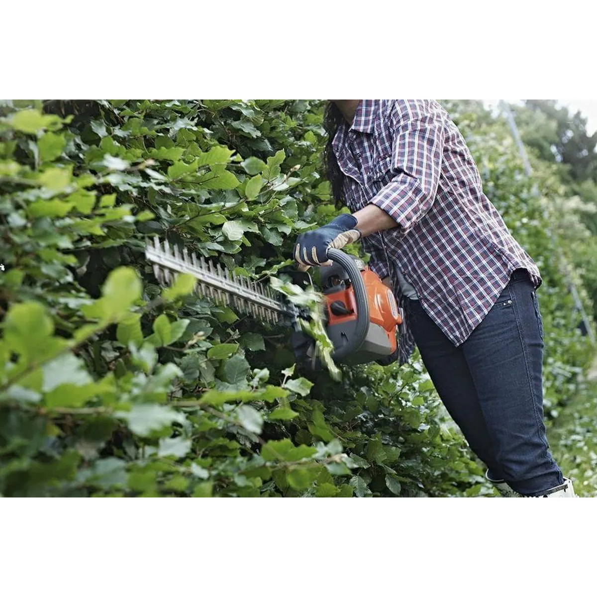 Husqvarna 122HD45 Benzin-Heckenschere, 45 cm Doppelmesser, effizientes Schneiden, leichtes Starten 2