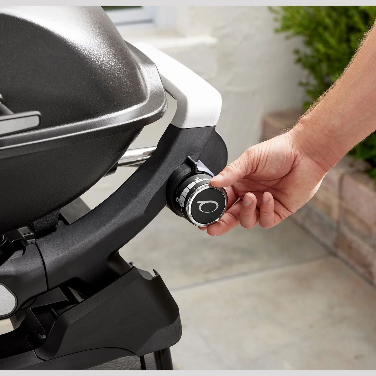 Weber Q2200N Gasgrill, integriertes Thermometer, abnehmbare Seitentische 4